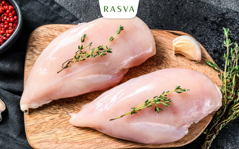 Ức gà không chứa mỡ nên ít calo hỗ trợ giảm cân